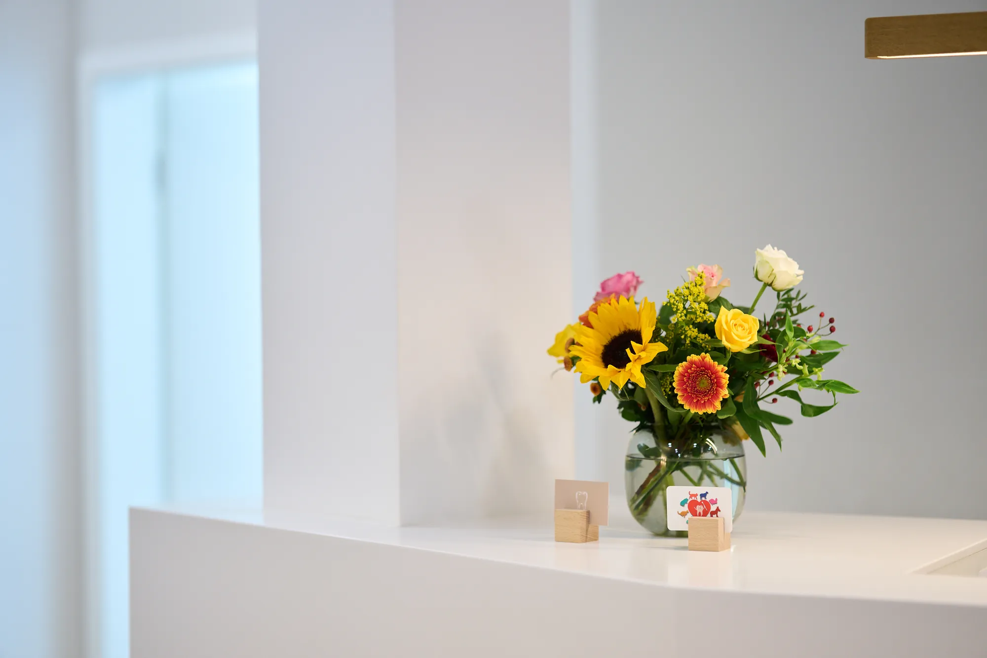 Heller Empfangsbereich der Praxis mit Blumenstrauß