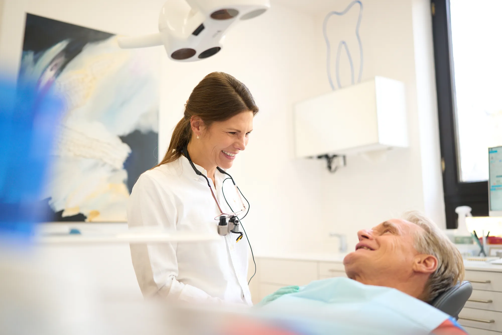 Dr. Plössner im Gespräch mit einem Patienten
